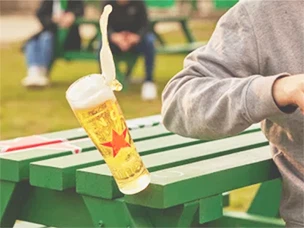 Den første ølforsikringsplan og en ølspildsikker poncho